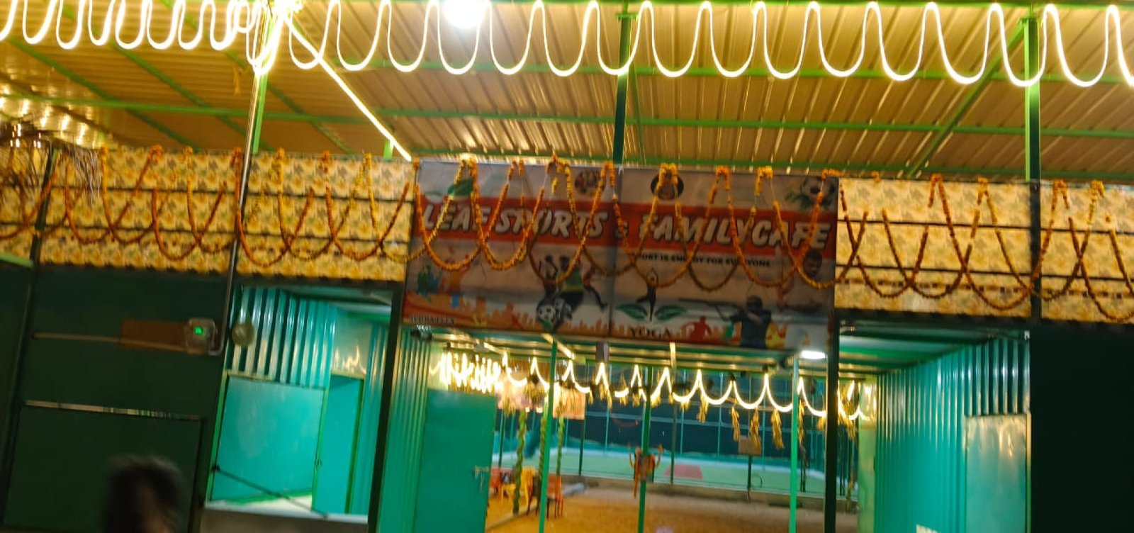 Welcome to a HUNGRY BIRD CAFE